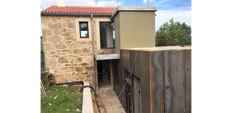 Rehabilitation and extension of isolated house in Calo